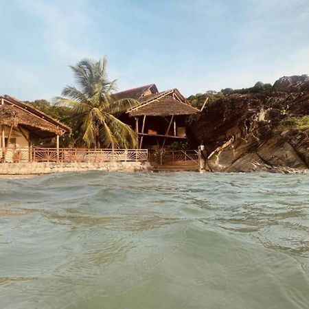 Shambala Madagascar: Beachfront Lodge And Adventures Ambolobozo Extérieur photo