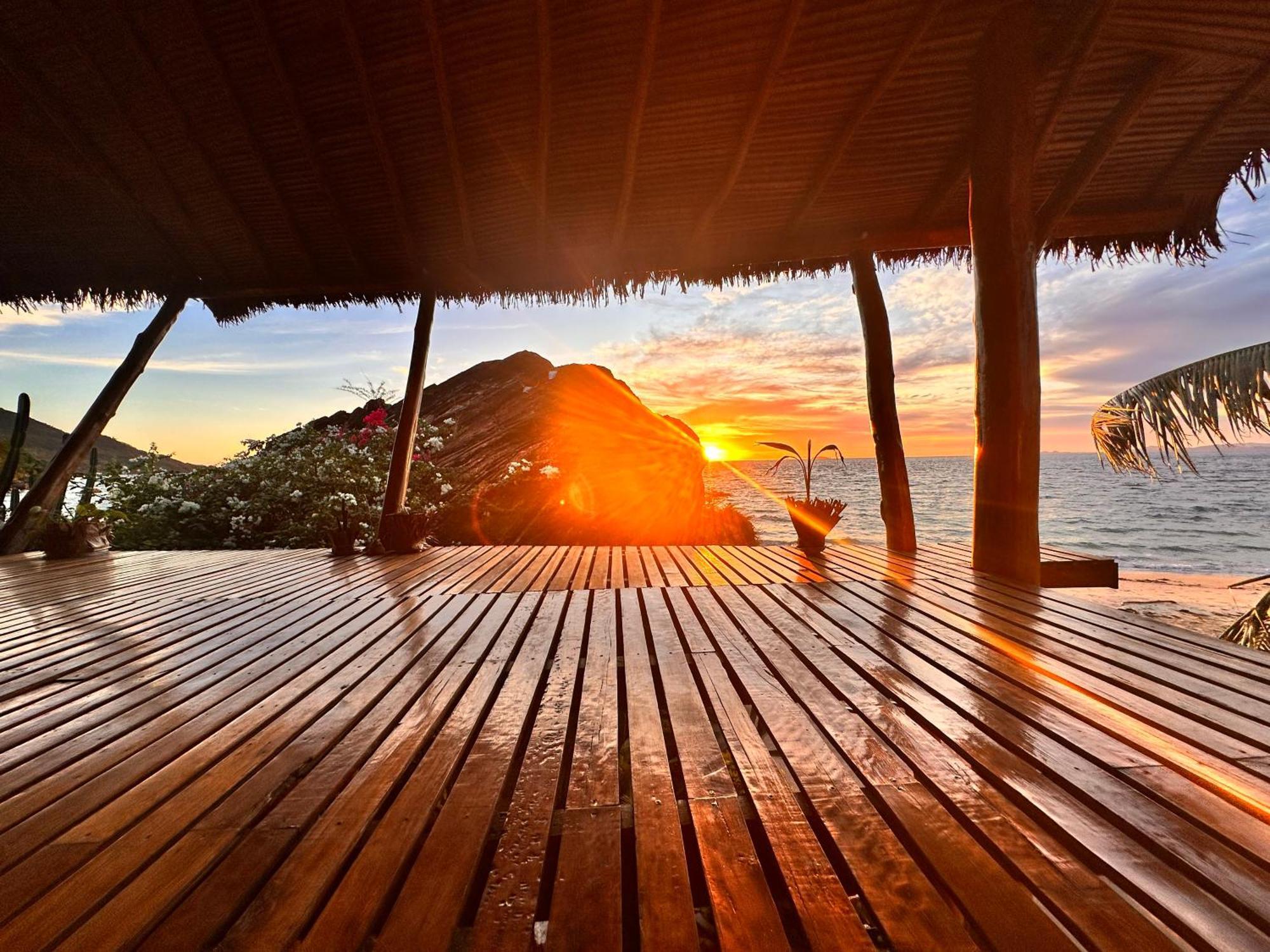 Shambala Madagascar: Beachfront Lodge And Adventures Ambolobozo Extérieur photo