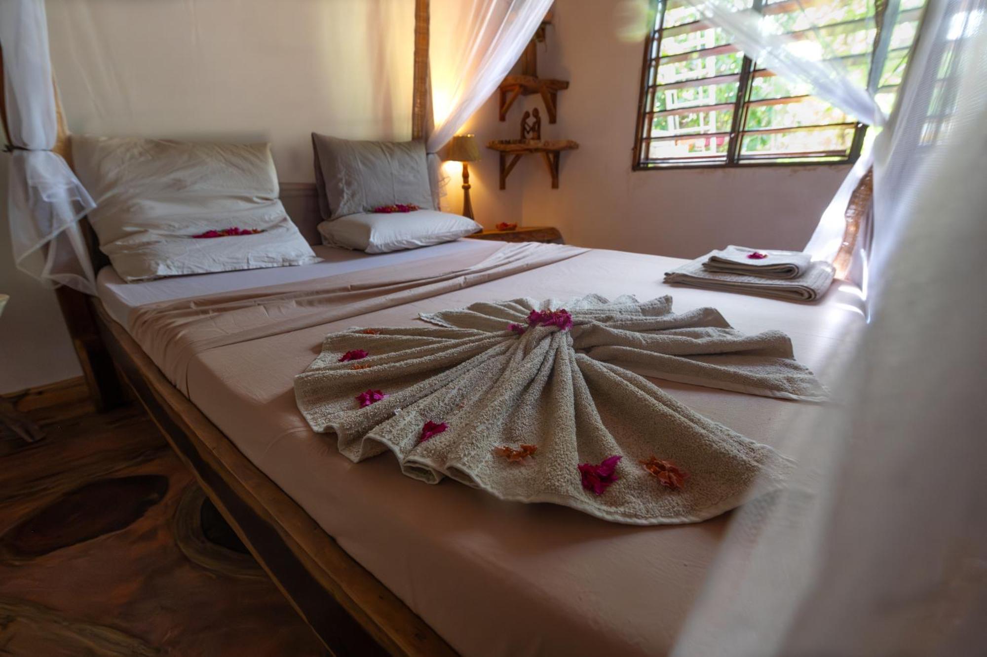 Shambala Madagascar: Beachfront Lodge And Adventures Ambolobozo Extérieur photo