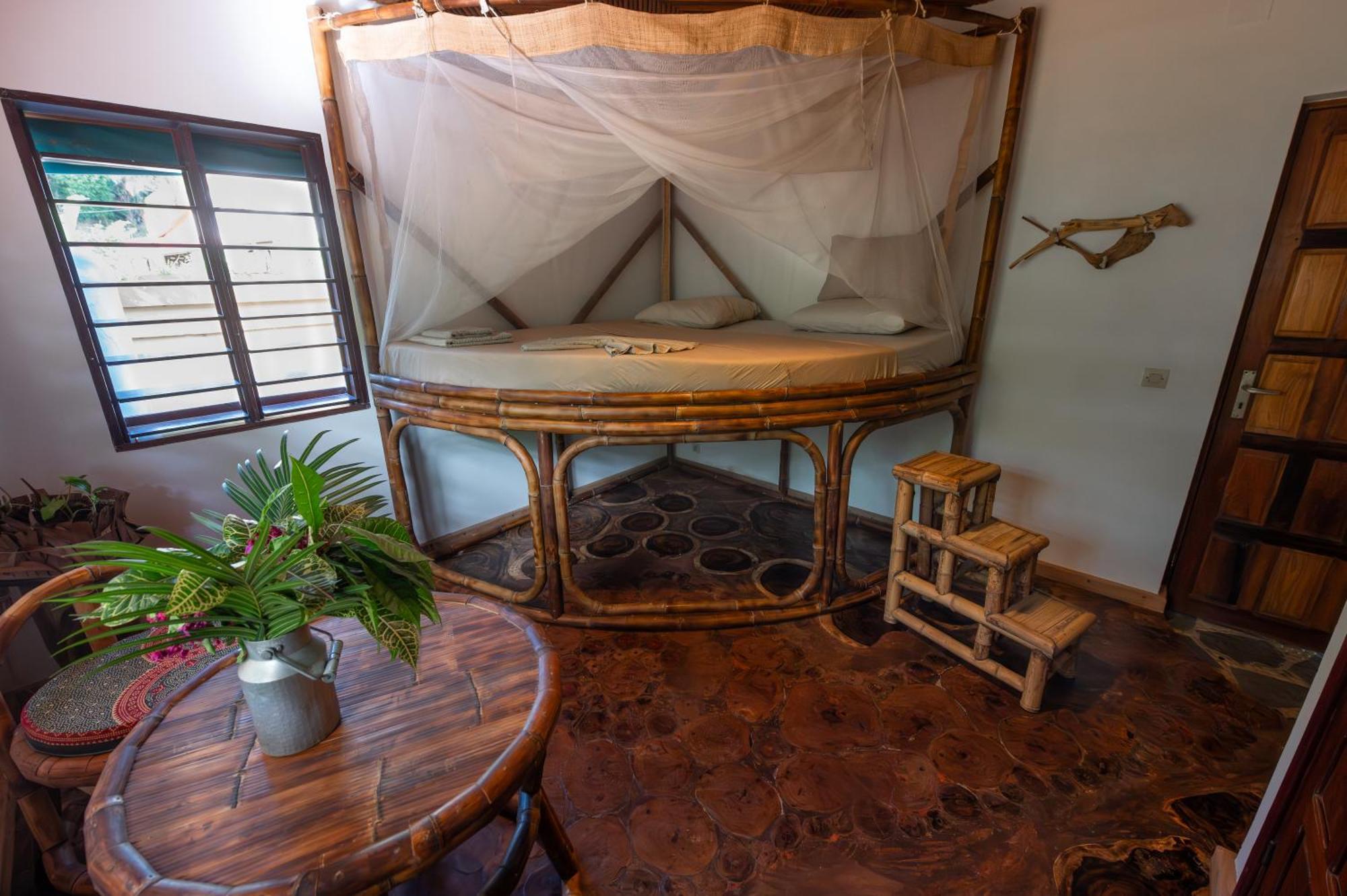 Shambala Madagascar: Beachfront Lodge And Adventures Ambolobozo Extérieur photo